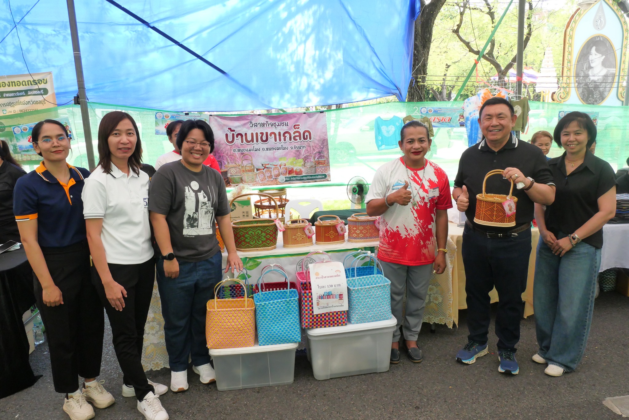 title - เลขาธิการ ส.ป.ก. เยี่ยมทักทายเกษตรกรและซื้อสินค้าในบรรยากาศวันสุดท้ายของการออกร้านขายสินค้า จากเขตปฏิรูปที่ดิน ส่งท้ายงานครบรอบ 51 ปี ส.ป.ก.